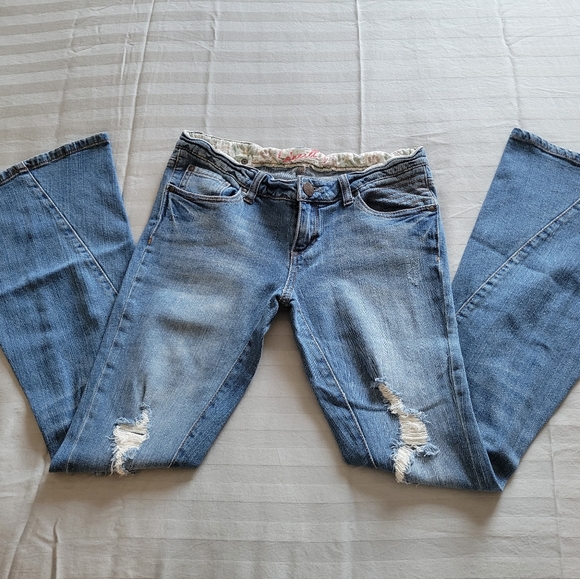 Size Small O'Neil Bellbottom Jeans. EUC. Like New. - Picture 7 of 7